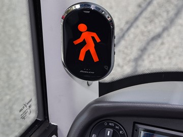 Asistent odbočování s detekcí chodců a aktivním varováním: okolí vozidla je sledováno kamerami a systém řidiče vizuálně i zvukově varuje